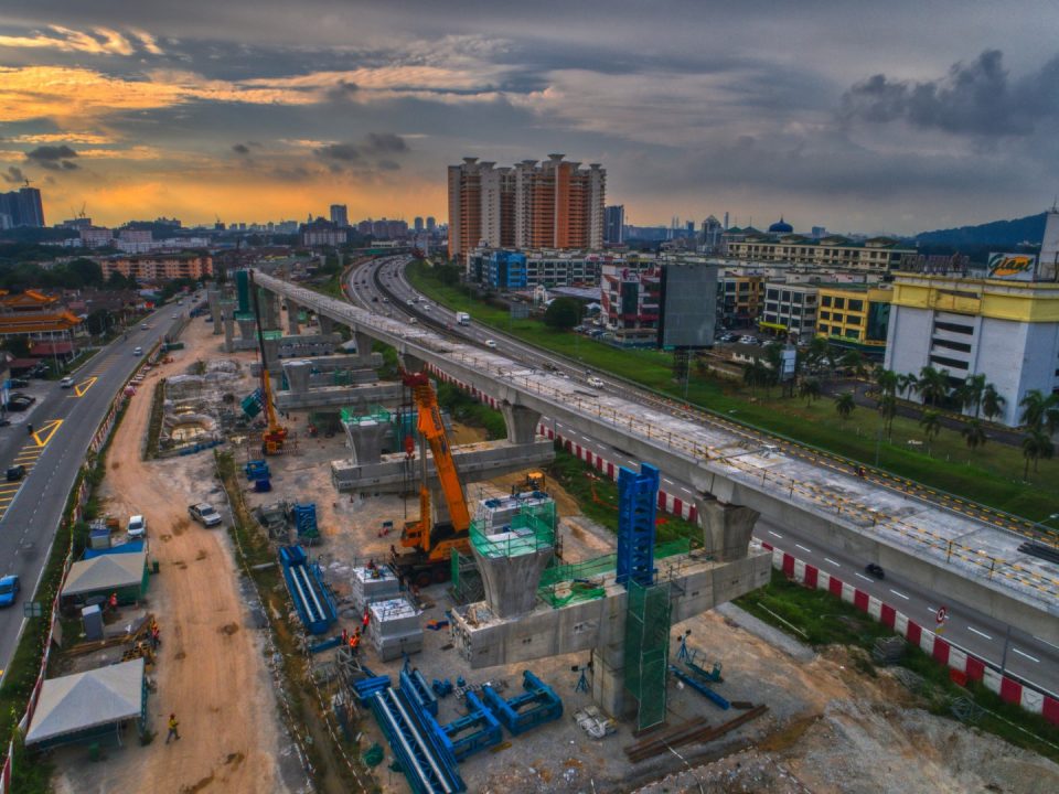 Kerja-kerja pelancaran kepala silang di tapak Stesen MRT Serdang Raya Selatan.