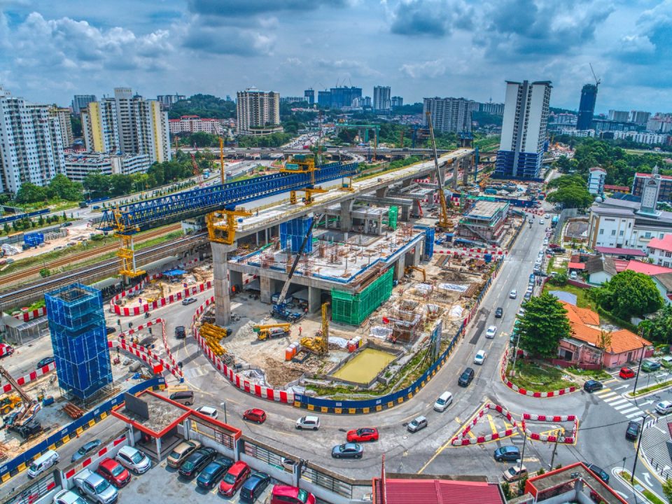 Pandangan udara pelasaran rentang dan pembinaan tiang di tapak Stesen MRT Sungai Besi.