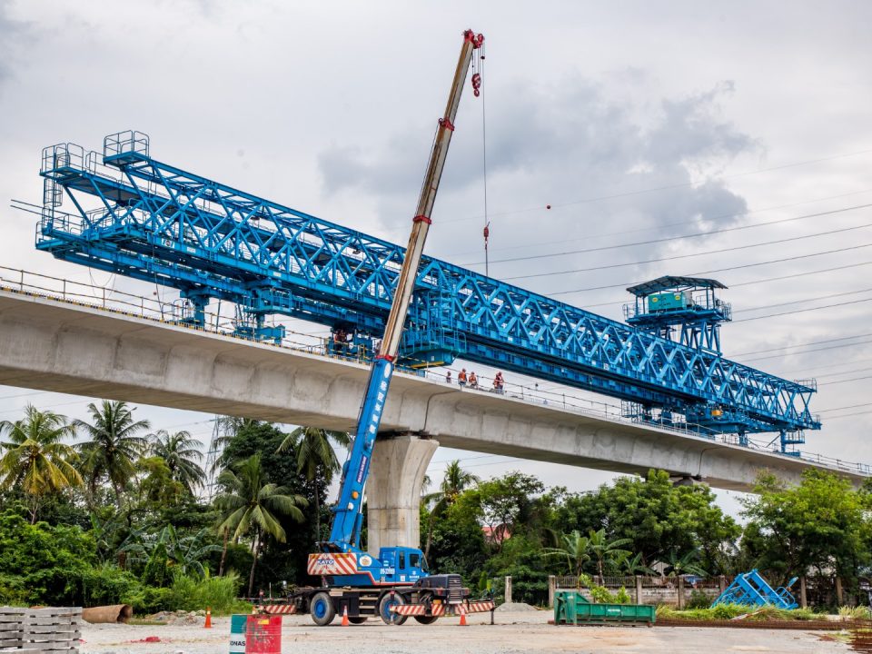 Pemasangan gantri pelancar di tapak Stesen MRT UPM.