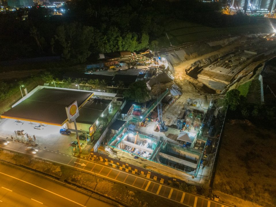 Kerja-kerja terowong mikro sedang dijalankan di laluan bawah berhampiran Lebuhraya KL-Seremban.
