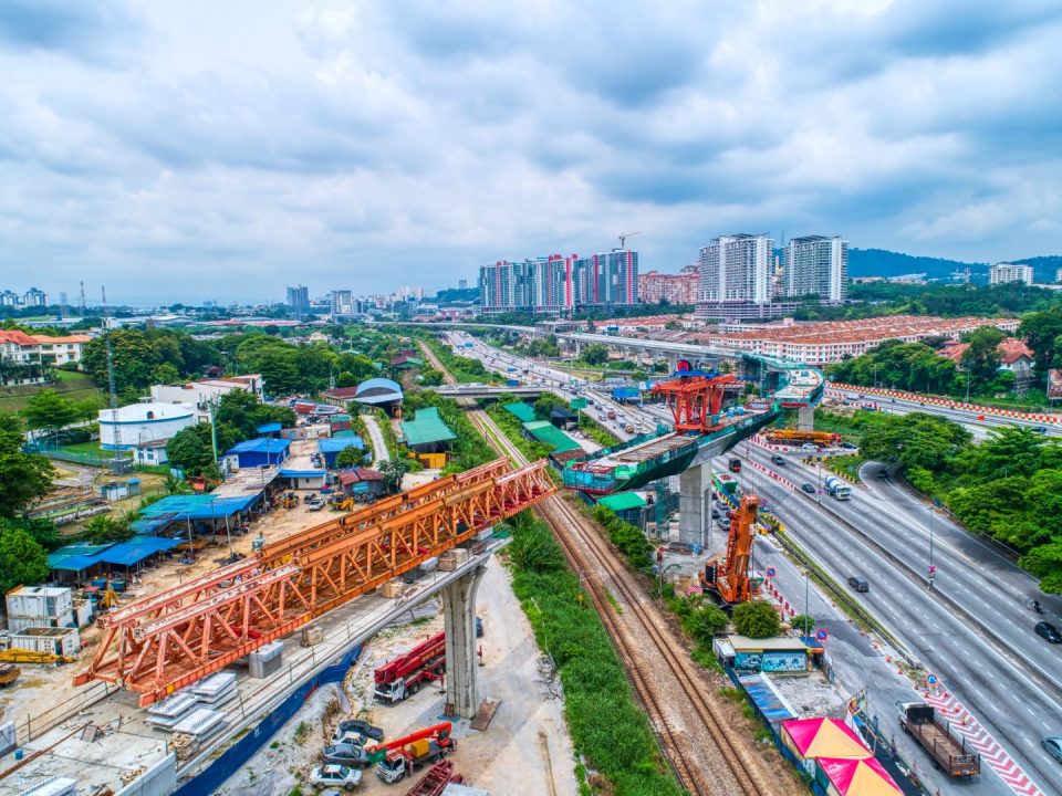 Kerja-kerja pembinaan segmen untuk lintasan rentang panjang berhampiran tanjakan ke Tol Sungai Buloh
