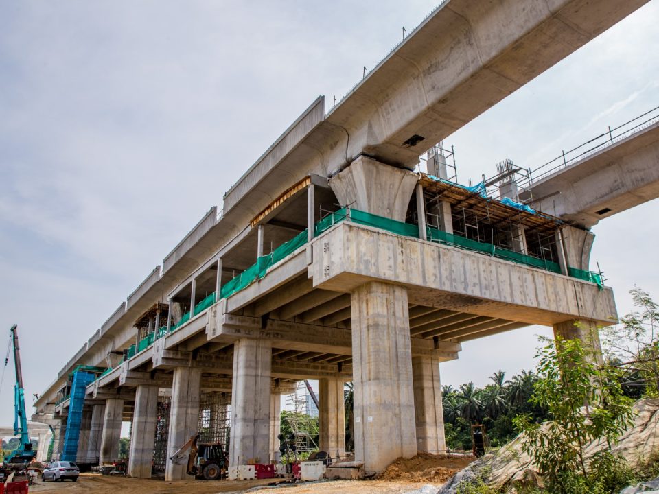 Pandangan kerja-kerja pembinaan papak aras tengah sedang dijalankan di tapak Stesen MRT Cyberjaya City Centre.