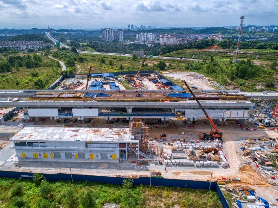 Kerja-kerja pemasangan papak platform stesen sedang dijalankan tapak Stesen MRT 16 Sierra. 2.965301
