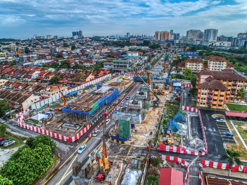 Pandangan udara tapak Stesen MRT Seri Kembangan menunjukkan pembinaan kepala sesilang dan kerja-kerja struktur bangunan utiliti.