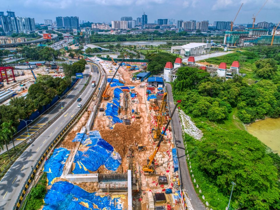 Pandangan udara tapak pembinaan Portal Selatan.