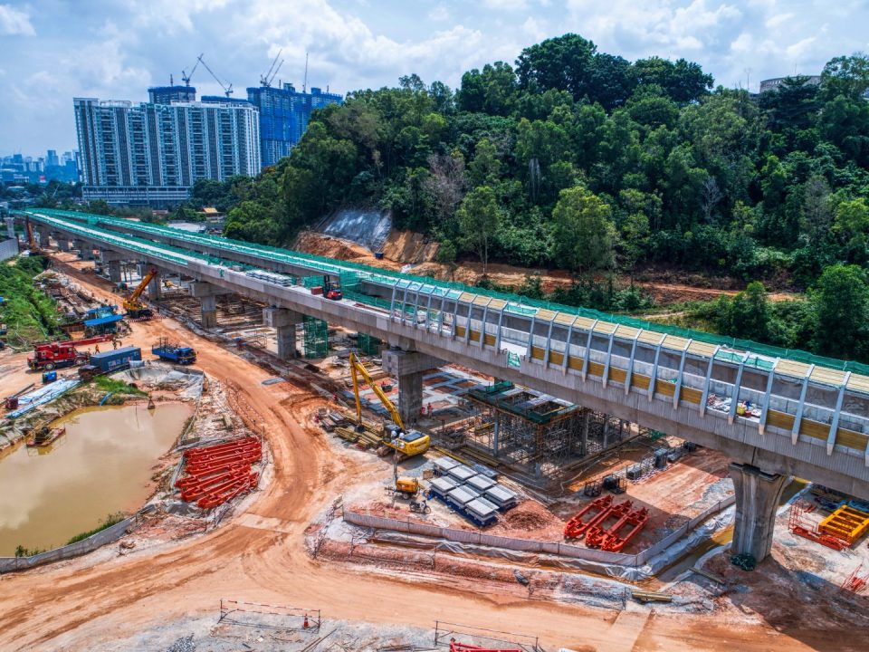 Pandangan udara pemasangan penghadang bunyi kekal dan kerja-kerja ruang legar stesen di tapak Stesen MRT Taman Naga Emas.