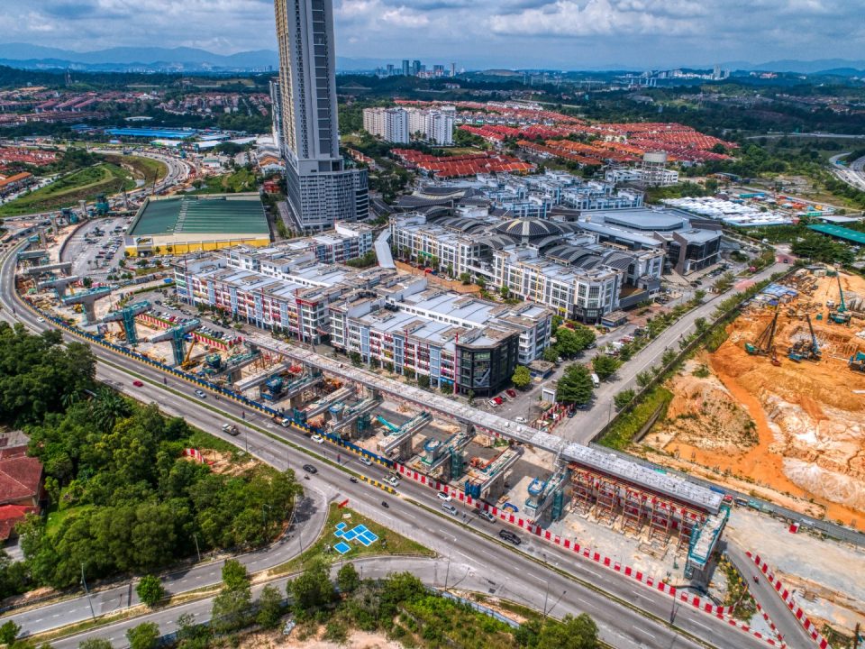 Pandangan udara tapak Stesen MRT Taman Putra Permai menunjukkan penyiapan kerja-kerja pembinaan galang kekotak bersegmen untuk arah selatan.