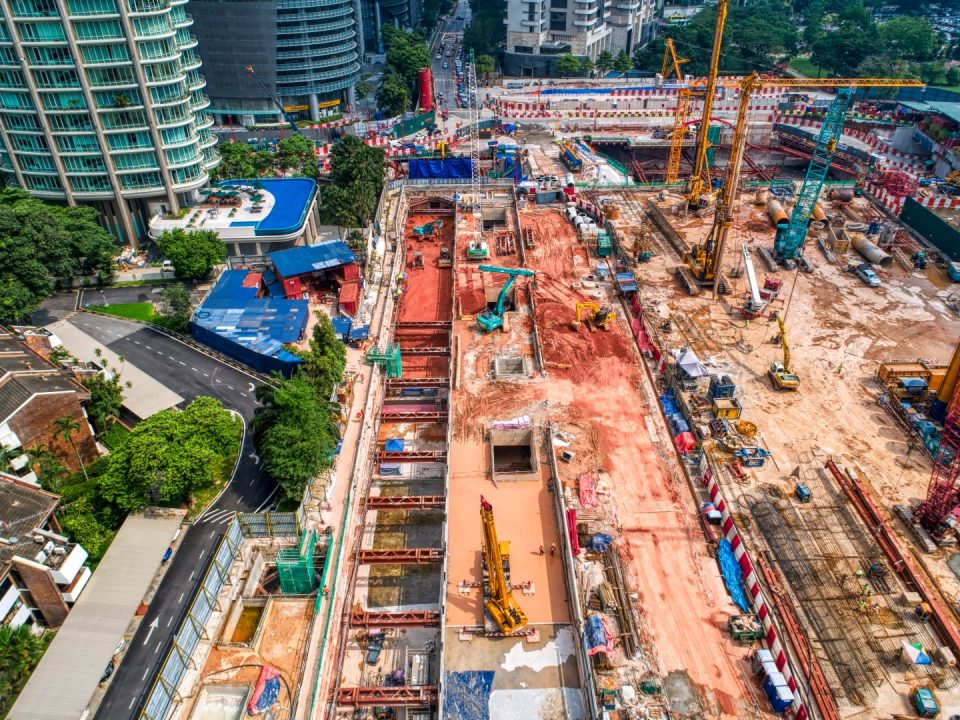 Pandangan kerja-kerja kambus balik papak bumbung dan penyingkiran sengkang besi serta aktiviti-aktiviti pembersihan penggalian aras ruang legar sedang dijalankan di tapak Stesen MRT KLCC Timur.