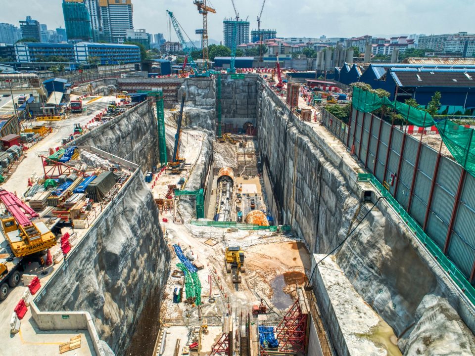 Pandangan kerja-kerja penarikan masuk mesin pengorek terowong sedang dijalankan untuk pelancaran semula di tapak Stesen MRT Chan Sow Lin.