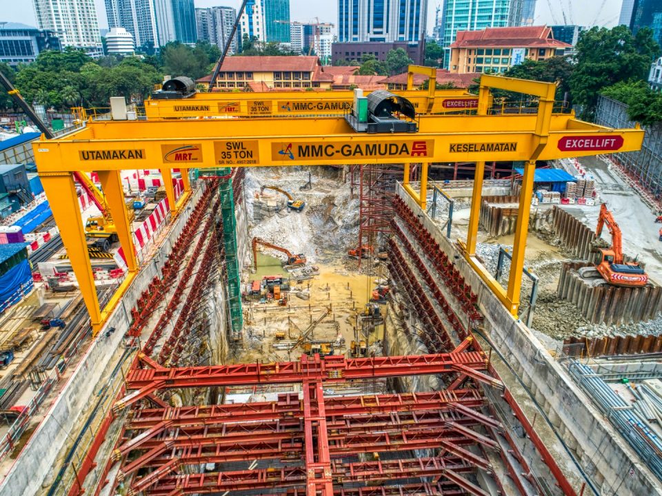 Kerja-kerja penggalian dan konkrit tetulang sedang dijalankan di tapak Stesen MRT Conlay.