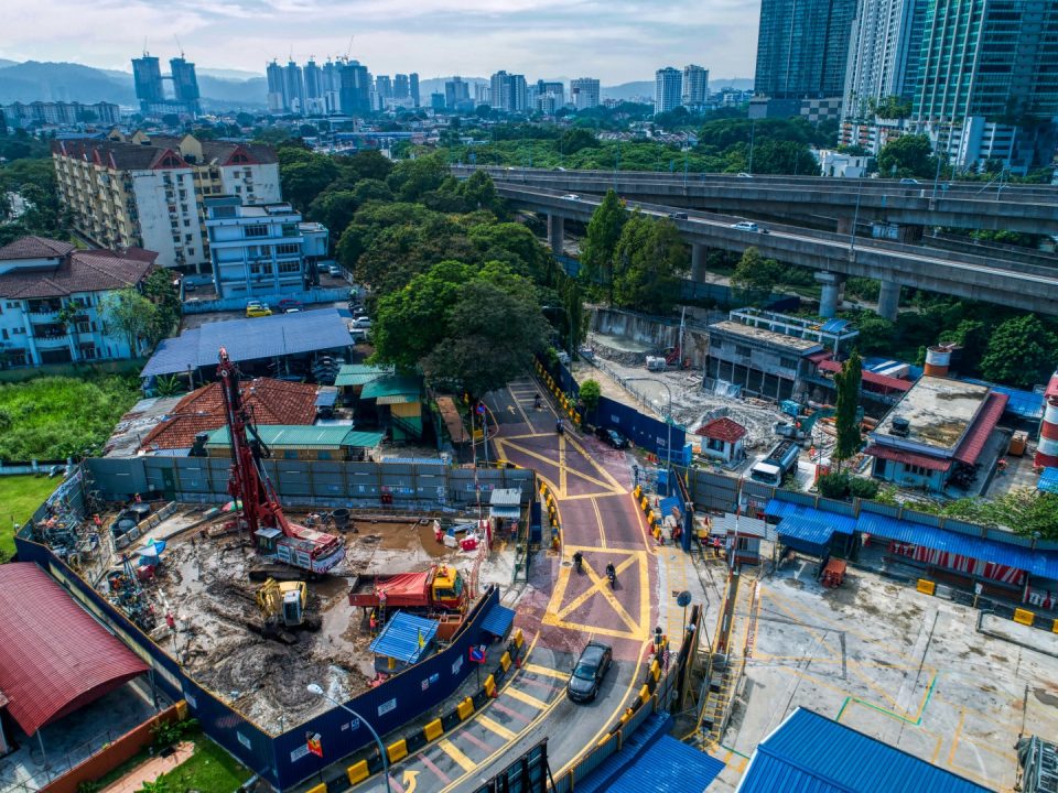 Pandangan udara tapak Syaf Kecemasan 2 bersama kerja-kerja merawat tanah dan campuran tanah lembap.