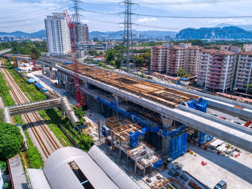 Kerja-kerja rebar platform sedang dijalankan di tapak Stesen MRT Kampung Batu.