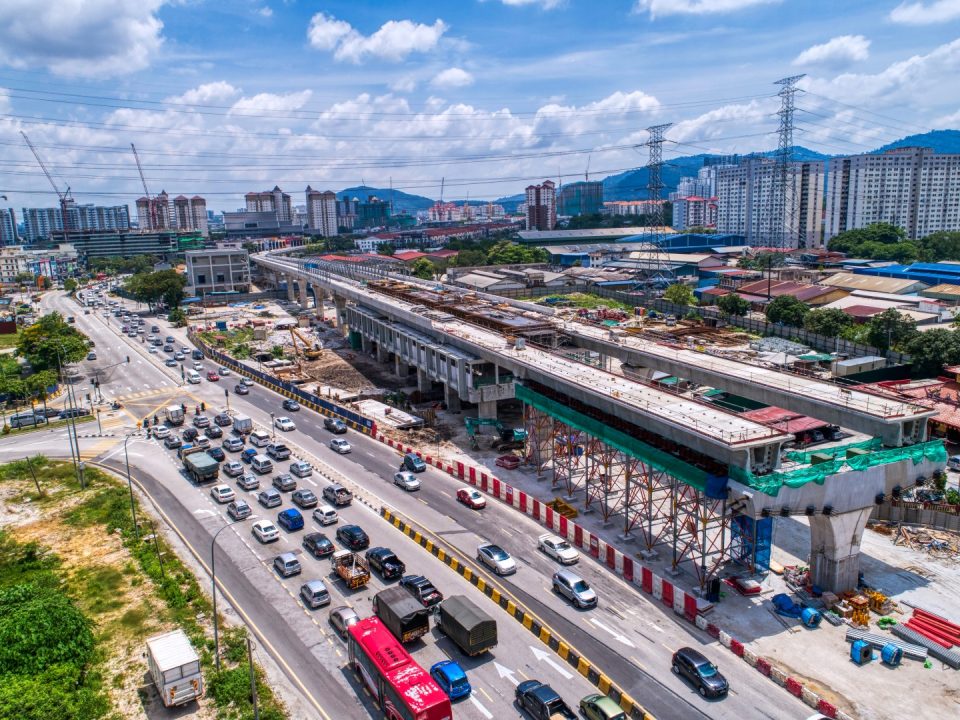 Pandangan udara pembinaan yang sedang dijalankan untuk rasuk dan papak di aras platform Stesen MRT Jinjang.