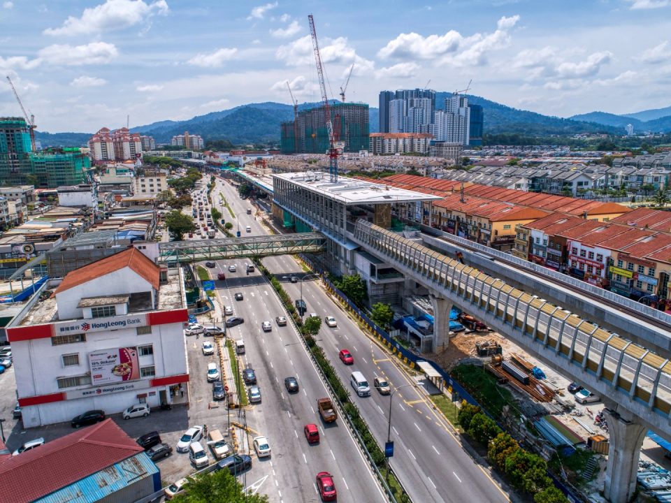Pandangan pemasangan mukaan Stesen MRT Kepong Baru dan kerja-kerja pembinaan berterusan bagi struktur bumbung jejantas.
