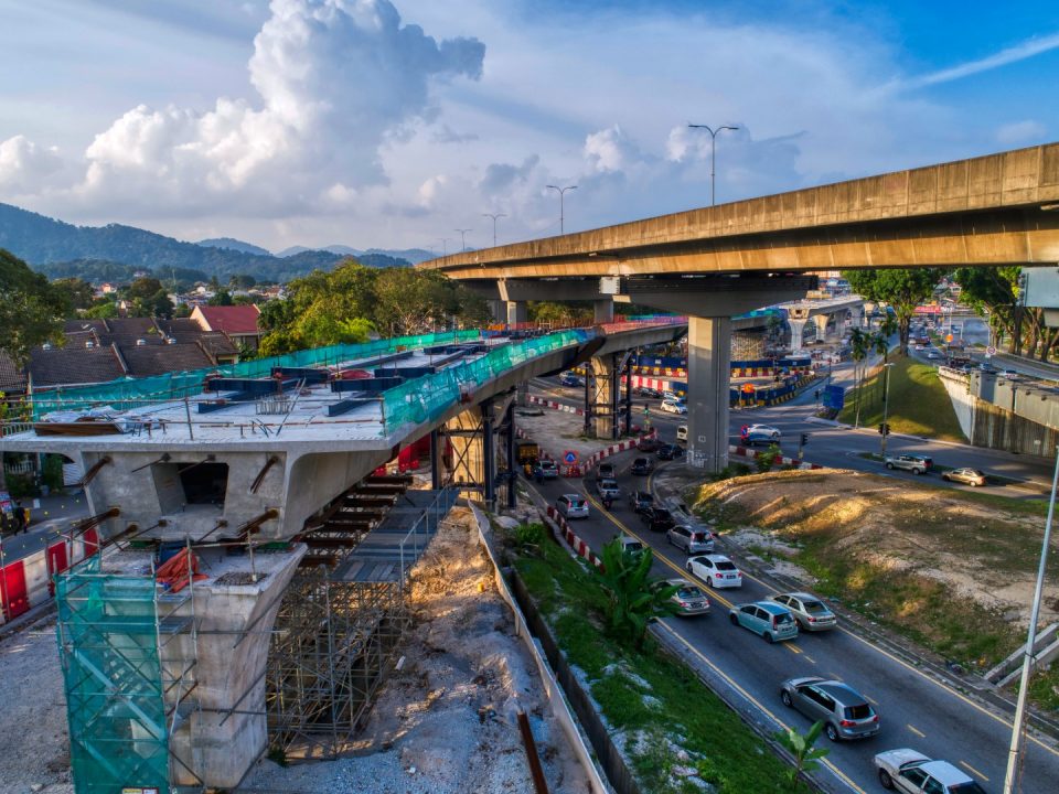 Pandangan udara kerja-kerja pelancaran galang kekotak bersegmen bagi lintasan rentang panjang no 4 siap dengan kerja-kerja sambungan sedang dijalankan di jajaran bawah MRR2.