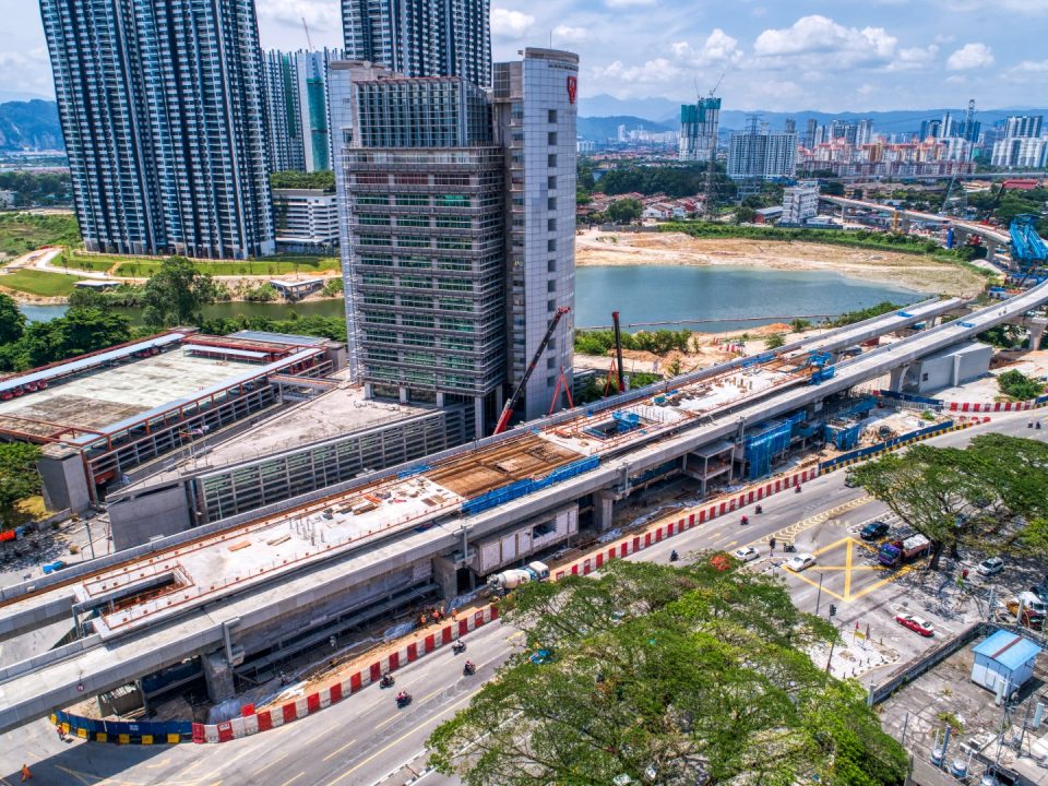Peringkat akhir kerja-kerja pratuang platform di tapak Stesen MRT Sri Delima.