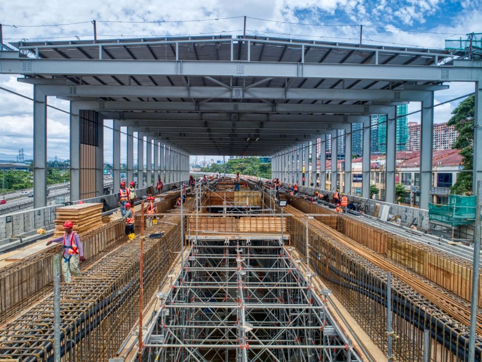 Kerja-kerja pembinaan platform stesen sedang dijalankan di tapak Stesen MRT Damansara Damai.