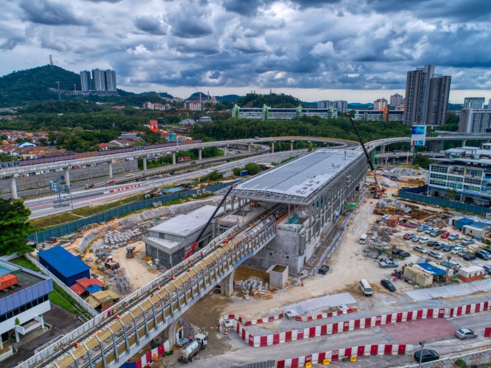 Kerja-kerja bumbung stesen sedang dijalankan di tapak Stesen MRT Sri Damansara Timur