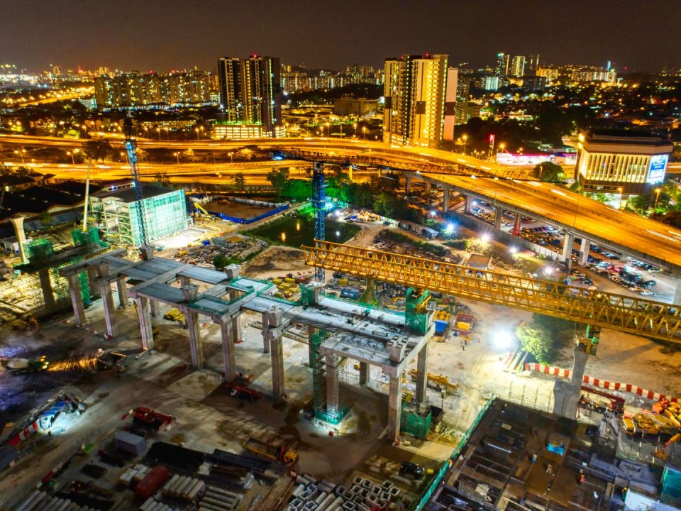 Pandangan udara pemasangan gantri pelancar dan kerja-kerja pelancaran rasuk berbentuk T di tapak Stesen MRT Kuchai Lama.