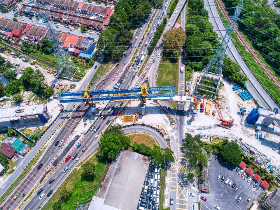 Kerja-kerja pelancaran sedang dijalankan di sepanjang Jalan Kuching.