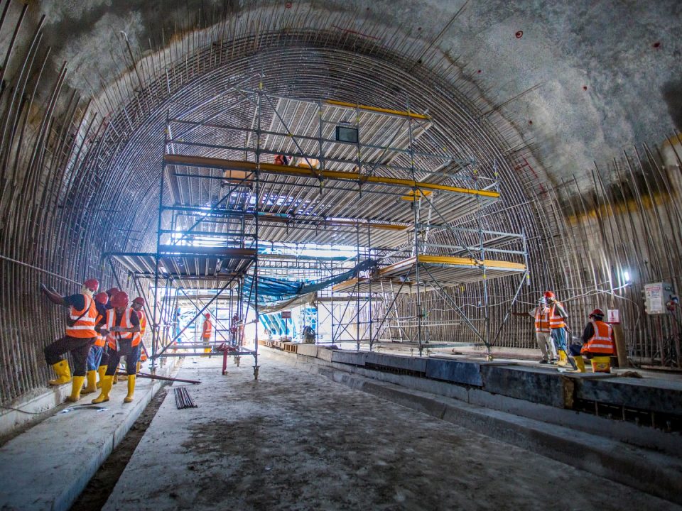 Pandangan dinding yang telah dilapisi tuangan di tapak Stesen MRT Taman Universiti.