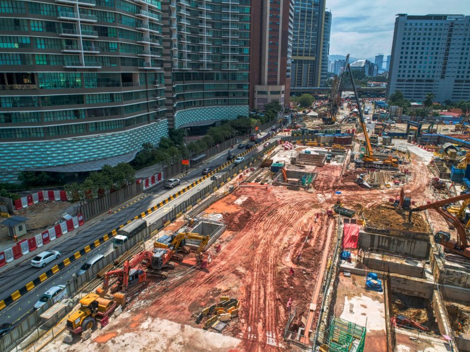 Kerja-kerja persediaan tapak platform dan penggalian di papak ruang legar bawah tanah Pintu Masuk A Stesen MRT Kampung Baru Utara.