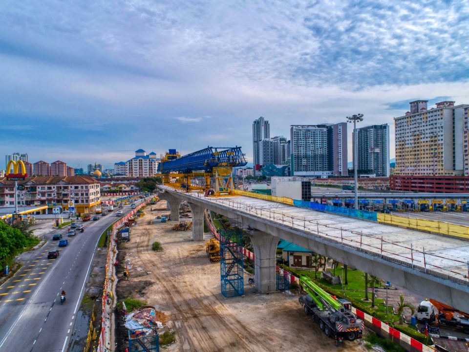 Kerja-kerja pembinaan sedang dijalankan untuk kepala tiang berbentuk T dan galang kekotak bersegmen di tapak Stesen MRT Serdang Raya Utara.