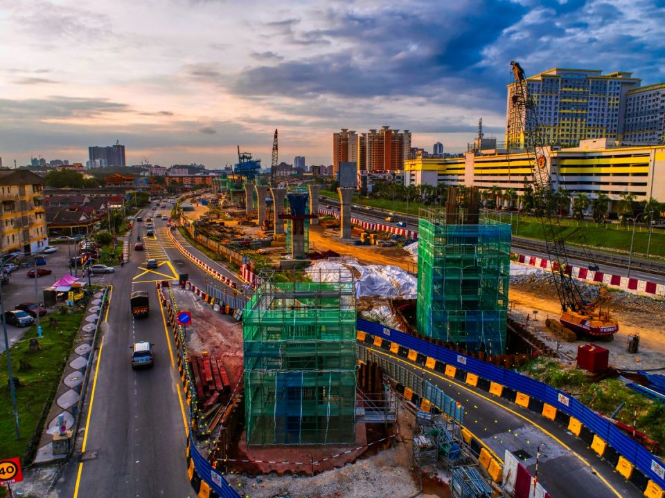 Pembinaan tiang di tiang kepala tukul di tapak Stesen MRT Serdang Raya Selatan.