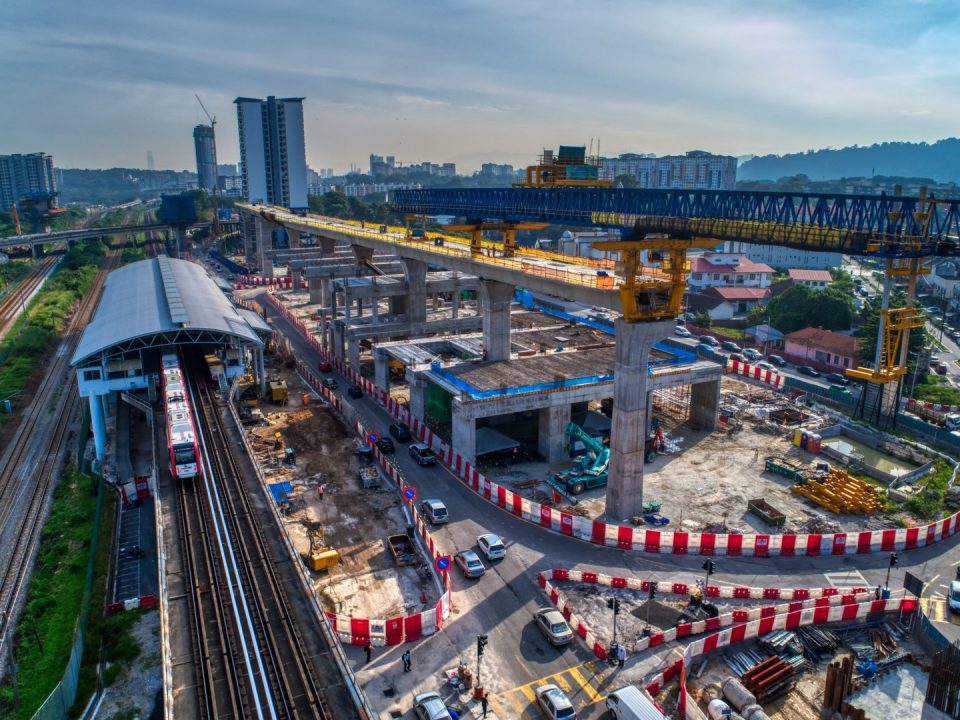 Pandangan kerja-kerja pembinaan kepala tiang bersegmen rasuk sesilang ruang legar dan pembinaan galang kekotak bersegmen di tapak Stesen MRT Sungai Besi.