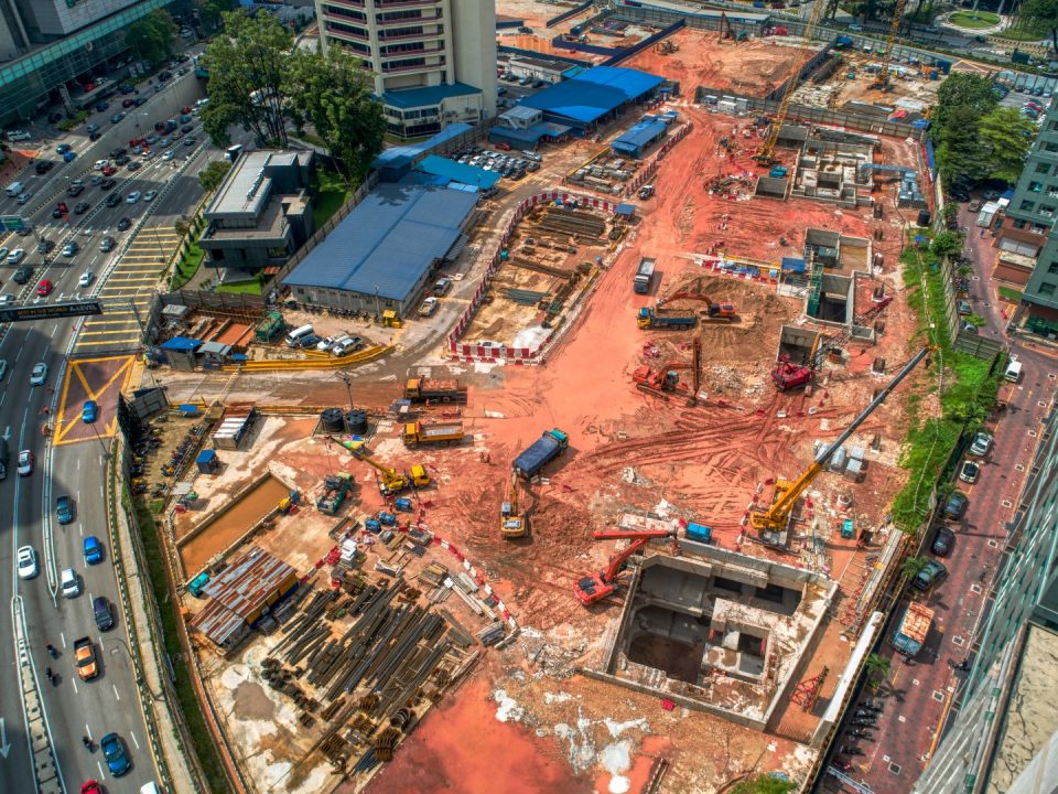 Penggalian untuk permukaan atas platform bawah sedang berjalan di tapak Stesen MRT Ampang Park.