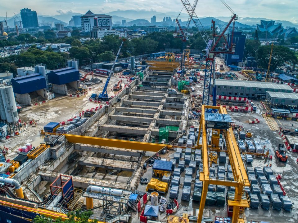 Pandangan udara tapak Stesen MRT Titiwangsa menunjukkan kerja-kerja struktur konkrit tetulang dan terowong sedang dijalankan.