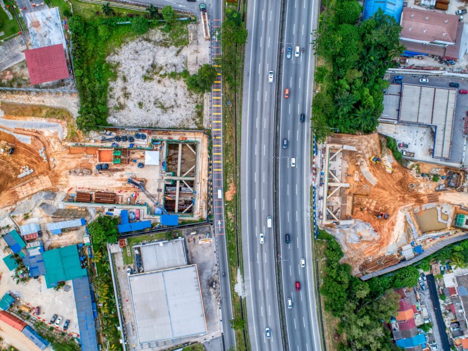 Pandangan udara kerja-kerja terowong mikro sedang dijalankan di laluan bawah berhampiran Lebuhraya KL-Seremban.