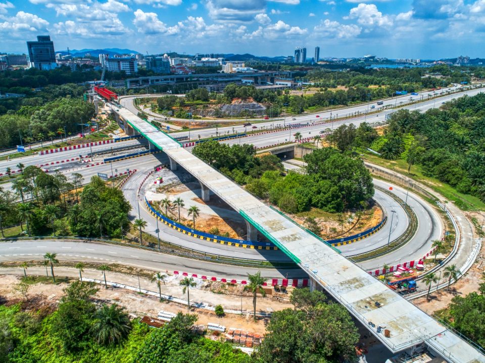 Pandangan udara kerja-kerja pemasangan parapet sedang dijalankan di tapak Stesen Cyberjaya City Centre.