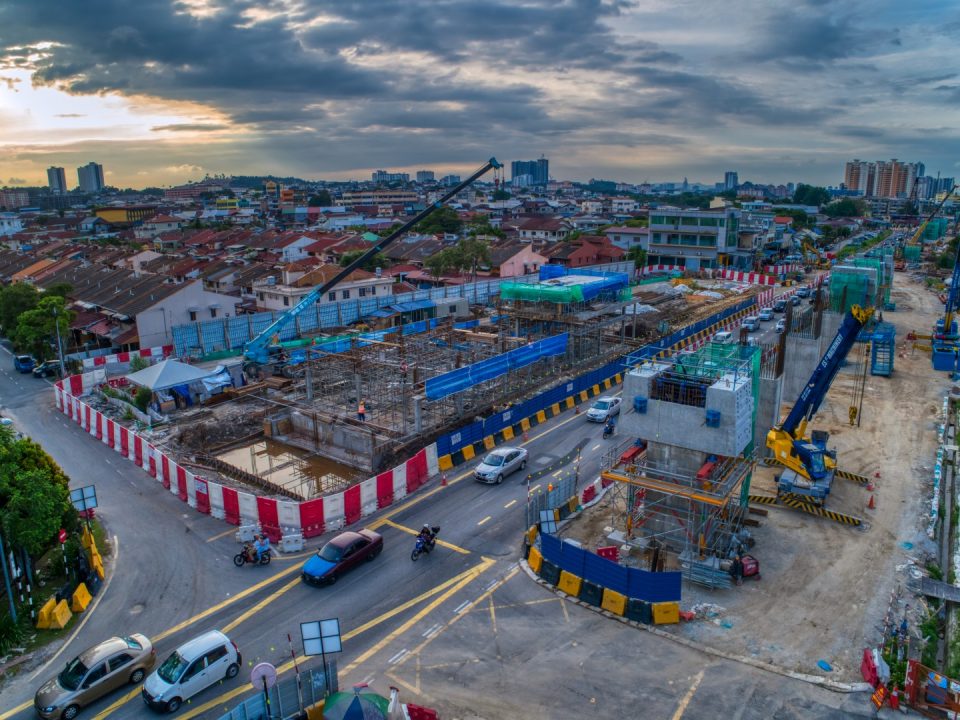 Kerja-kerja berterusan untuk pembinaan kepala sesliang dan struktur bangunan utiliti di tapak Stesen MRT Seri Kembangan.