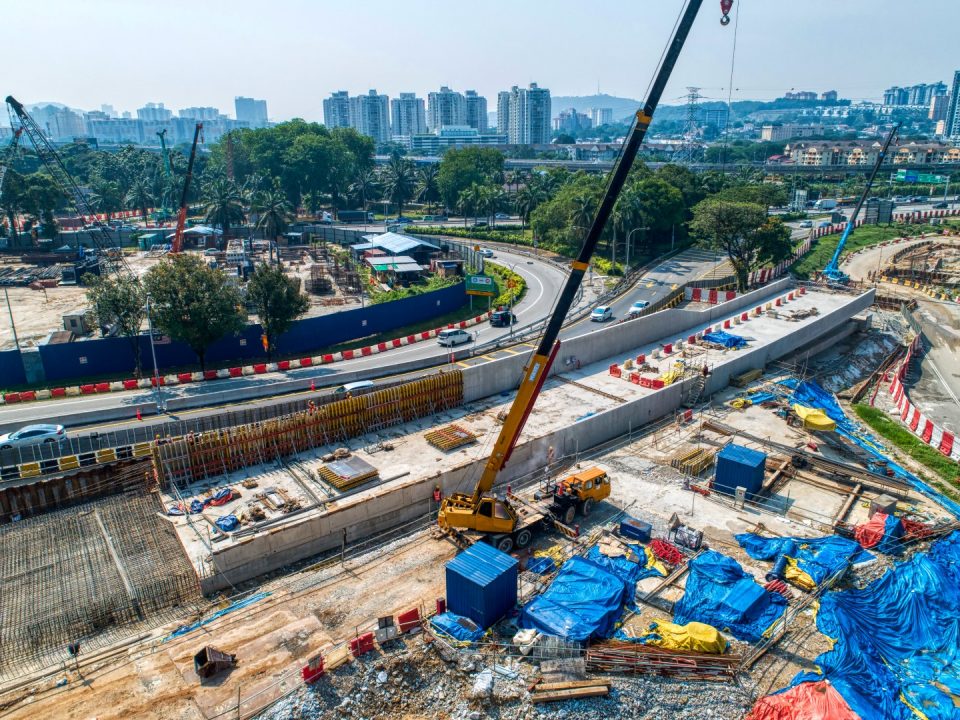 Pandangan udara pembinaan struktur konkrit tetulang bertingkat sedang dijalankan di tapak Portal Selatan.