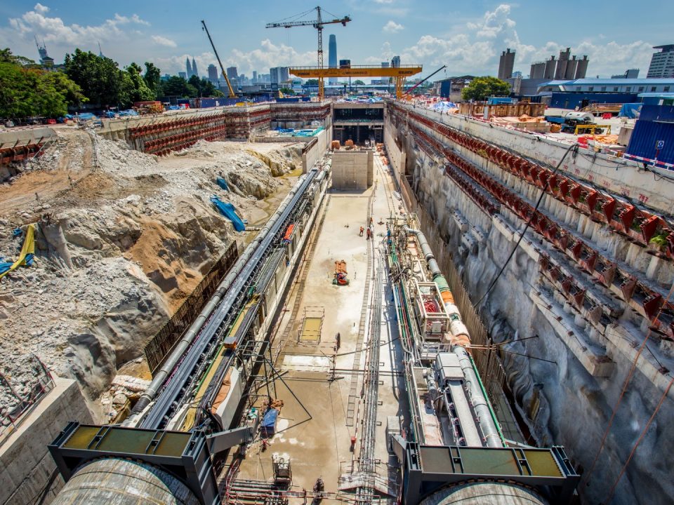 Pandangan mesin pengorek terowong sedang menggali dari tapak Stesen MRT Bandar Malaysia Utara menuju Portal Selatan