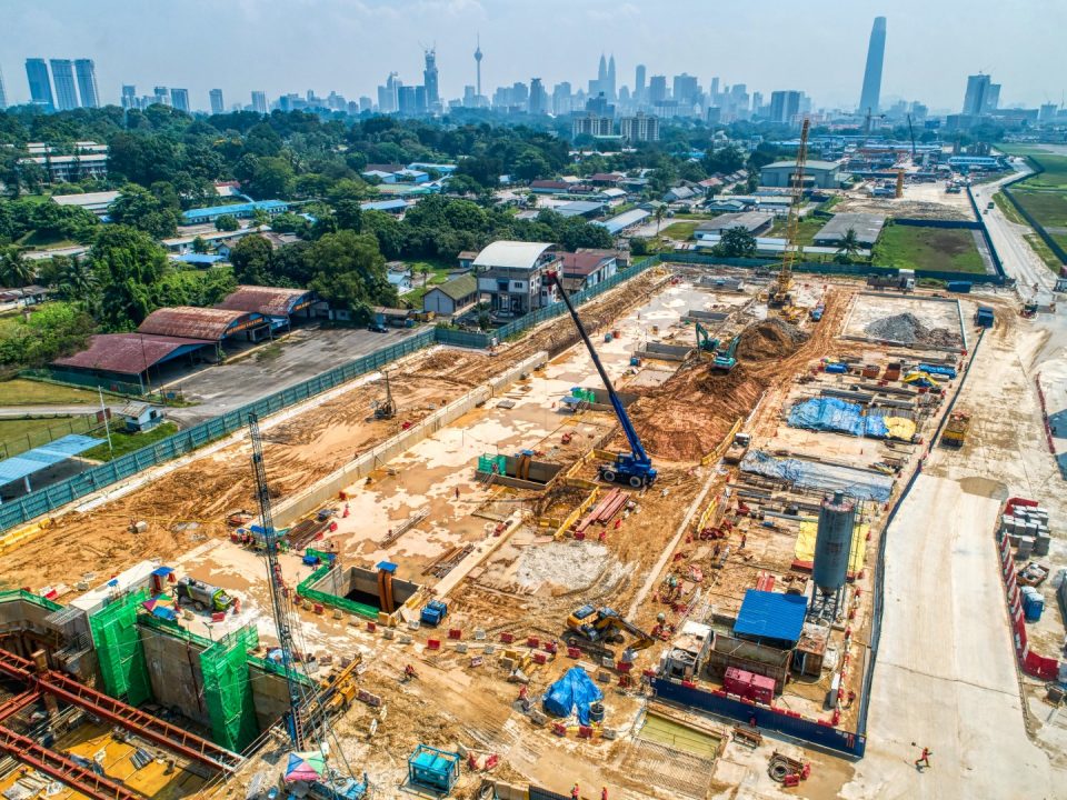 Pandangan udara tapak Stesen MRT Bandar Malaysia Selatan menunjukkan peringkat akhir kerja-kerja penggalian sedang dijalankan.