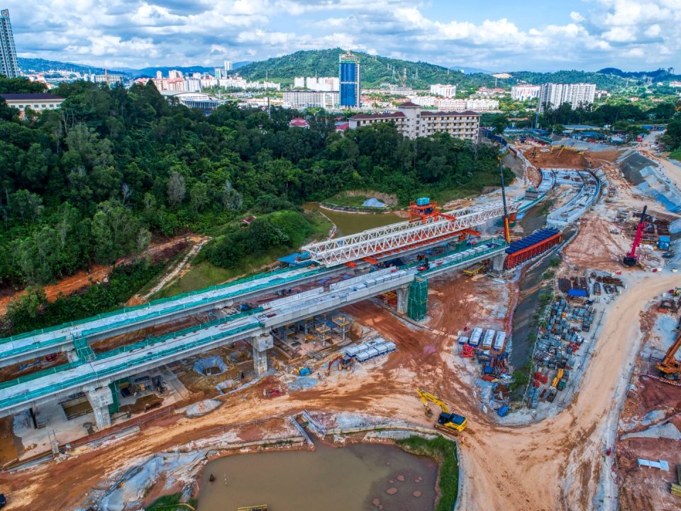 Pelancaran galang kekotak bersegmen dan kerja-kerja ruang legar stesen sedang dijalankan di tapak Stesen MRT Taman Naga Emas.
