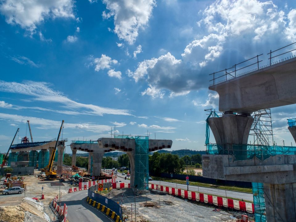 Persediaan kepala tiang untuk lanjutan gantri pelancar di tapak Stesen MRT Taman Putra Permai.