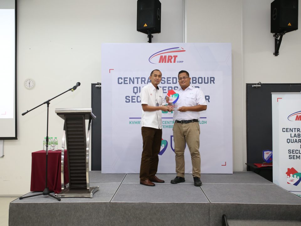 PENGURUSAN TERBAIK: Anugerah Pengurusan Kuarters Pekerja Terbaik 2019 disampaikan oleh Pengarah Piawaian dan Pematuhan Malaysia Rapid Transit Corporation Sdn Bhd Tuan Haji Mohd Yusof Kasiron (kiri) kepada IJM Corporation Berhad yang diwakili oleh Encik Muhd Yus Rezza Mahdum.