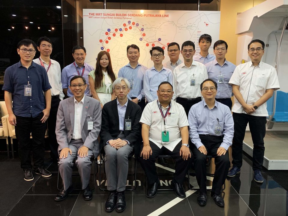 GAMBAR BERKUMPULAN: Para pegawai dari Malaysia Rapid Transit Corporation Sdn Bhd bersama dengan Jabatan Kejuruteraan Awam dan Pembangunan dan Jabatan Perancangan Kerajaan Wilayah Pentadbiran Khas Hong Kong mengambil gambar berkumpulan untuk memperingati lawatan belajar.
