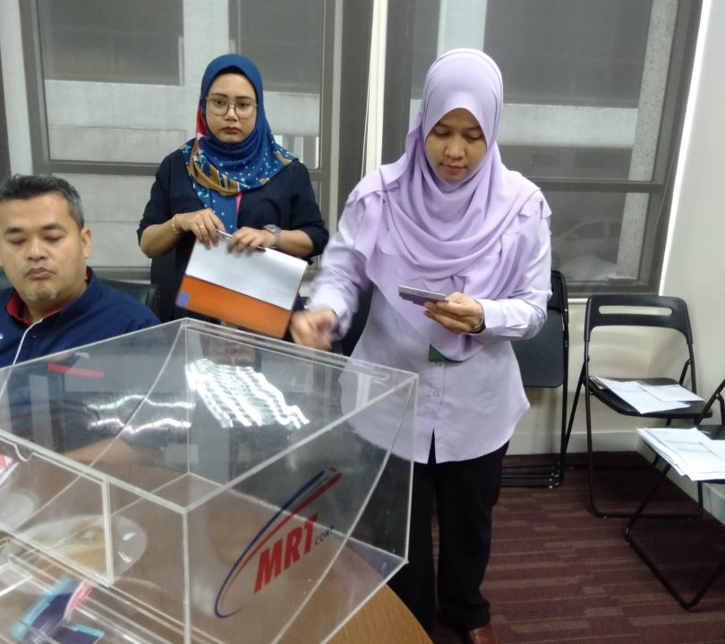 KOTAK UNDI: Cik Ramzahidah dari MMC Gamuda KVMRT (PDP SSP) Sdn Bhd memasukkan nama ke dalam kotak undi semasa Cabutan Undian Bumiputera MRT Laluan Sungai Buloh-Serdang-Putrajaya (SSP) yang ke-23