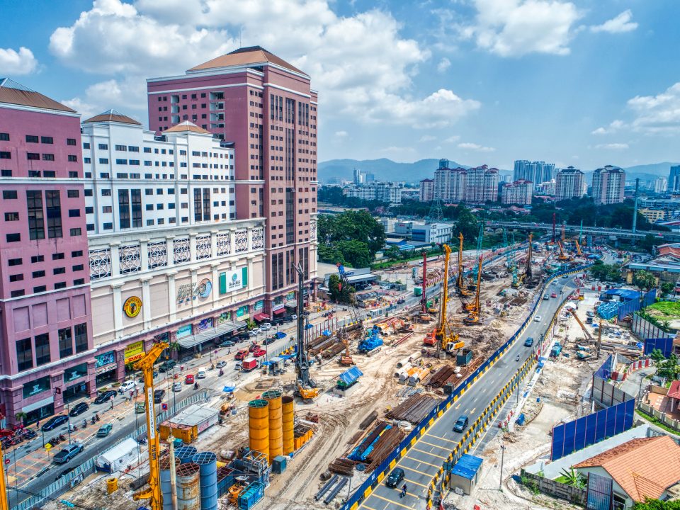 Pandangan udara tapak Stesen MRT Jalan Ipoh menunjukkan kerja-kerja gerek sekan sedang dijalankan.