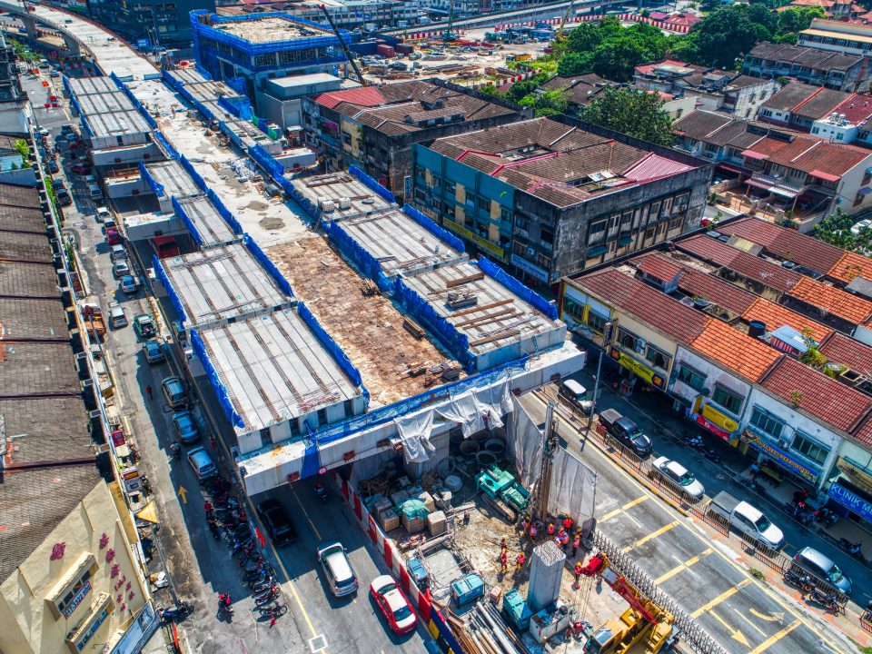 Pelancaran rasuk berbentuk T telah siap di tapak Stesen MRT Kentonmen.