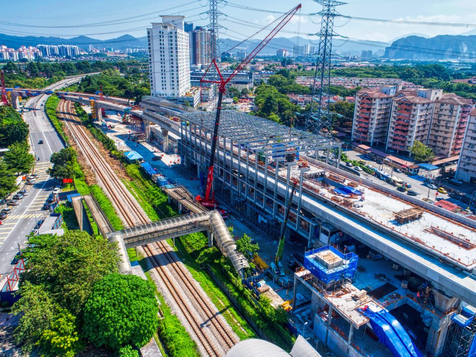 Pandangan udara pembinaan kerja besi sedang dijalankan di tapak Stesen MRT Kampung Batu.
