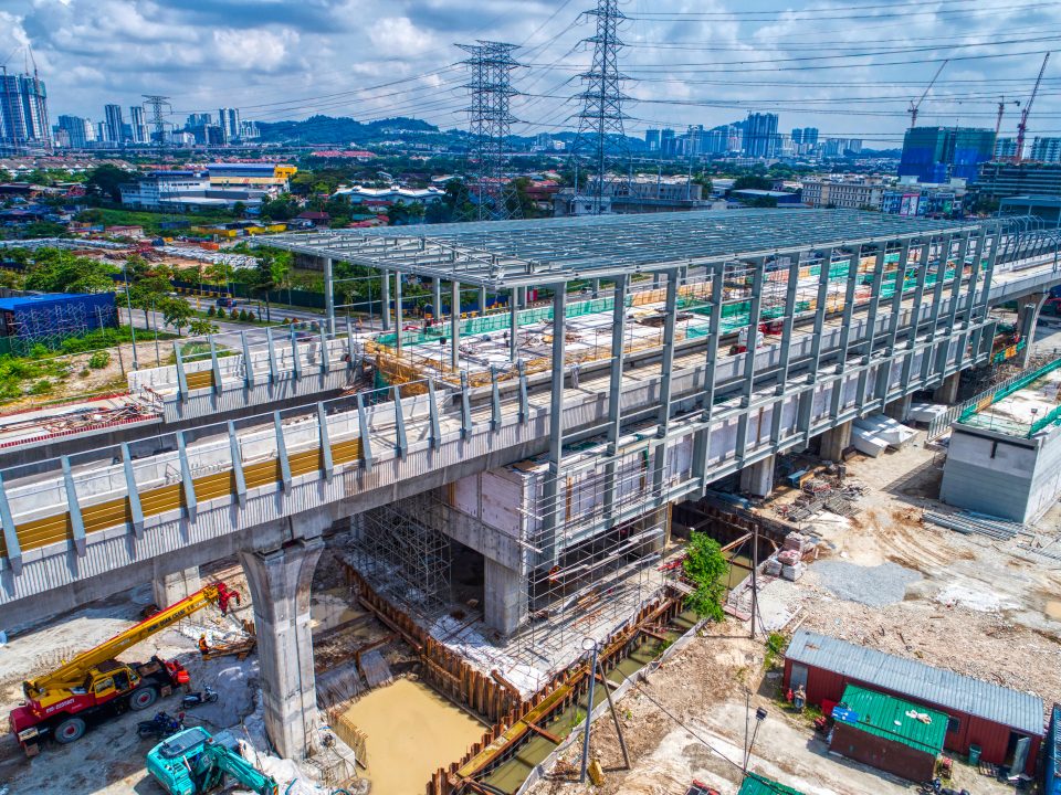Pandangan udara kerja-kerja pemasangan kerangka atas struktur besi dan pelitupan bumbung dan kerja-kerja seni bina aras ruang legar Stesen MRT Jinjang.