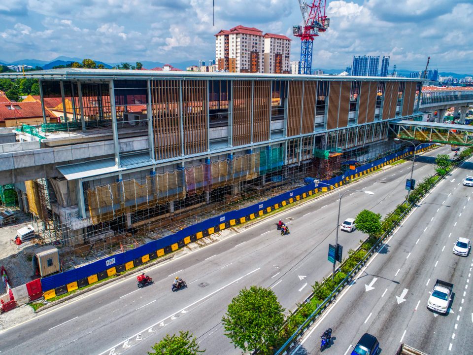 Kerja-kerja kemasan seni bina sedang dijalankan seperti pemasangan mukaan stesen di tapak Stesen MRT Kepong Baru.