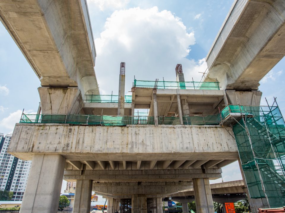 Kerja-kerja pembinaan rasuk dan papak aras platform dan kerja-kerja seni bina seperti tembok bata dan melepa aras ruang legar sedang dijalankan di tapak Stesen MRT Kepong Sentral