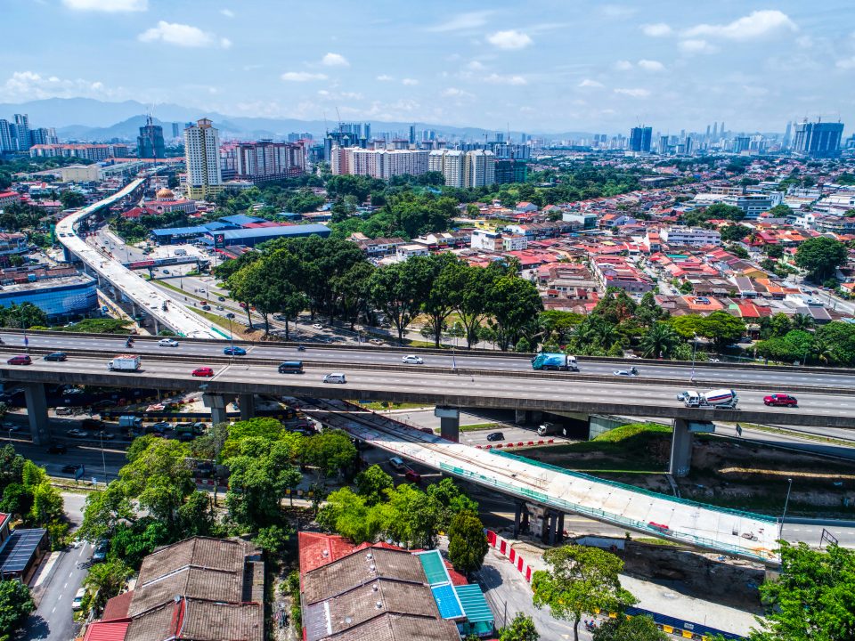 Pandangan udara kerja-kerja penegasan sedang dijalankan di jajaran bawah MRR2. Pelancaran galang kekotak bersegmen dan kerja-kerja sambungan telah siap.
