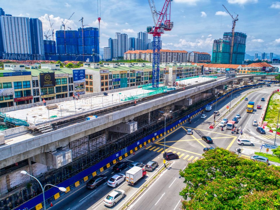 Pandangan udara kerja-kerja pemasangan kerangka bawah struktur besi dan kerja-kerja seni bina aras ruang legar Stesen MRT Metro Prima sedang berjalan.